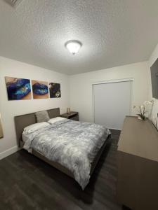 een slaapkamer met een groot bed in een kamer bij Villa Miami Lakes 2 in Hialeah +28 foto's