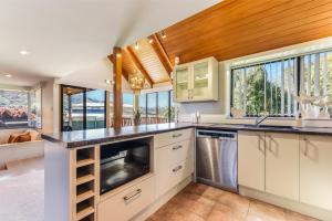 Dapur atau dapur kecil di Coastal Sound - Waikawa Holiday Home