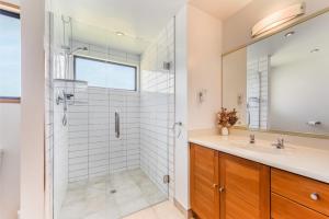 Bilik mandi di Coastal Sound - Waikawa Holiday Home +18 gambar