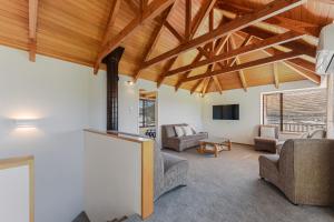 Televisyen dan/atau pusat hiburan di Coastal Sound - Waikawa Holiday Home