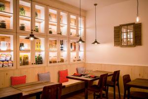 A restaurant or other place to eat at Hostal La Creu