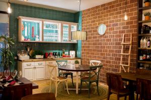 A kitchen or kitchenette at Hostal La Creu