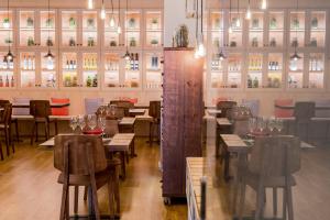 A restaurant or other place to eat at Hostal La Creu