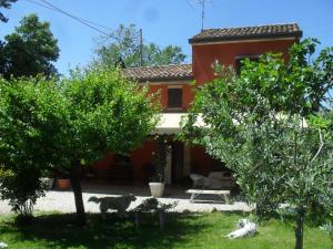 A garden outside B&B La Rosa Antica