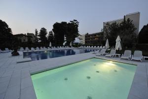 Bazén v ubytovaní Hotel Acquaviva Del Garda alebo v jeho blízkosti