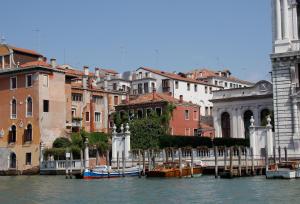 un grupo de edificios y barcos en el agua en Hotel Dei Dragomanni en Venecia