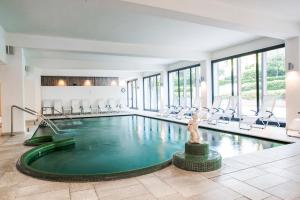 Bazén v ubytovaní Hotel Acquaviva Del Garda alebo v jeho blízkosti