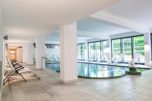 Bazén v ubytovaní Hotel Acquaviva Del Garda alebo v jeho blízkosti