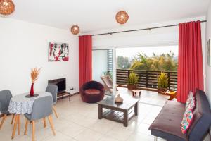 Una sala de estar llena de muebles y una gran ventana. en Jardin d'Ivandry, en Antananarivo