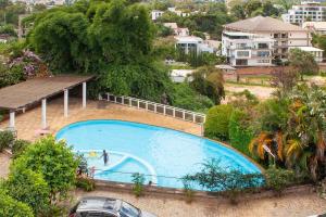 Una vista aérea de una piscina en una ciudad. en Jardin d'Ivandry, en Antananarivo 4 fotos más