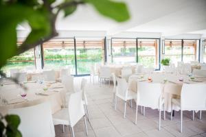 Reštaurácia alebo iné gastronomické zariadenie v ubytovaní Hotel Acquaviva Del Garda