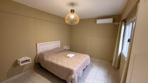 - une petite chambre avec un lit et une lampe dans l'établissement Apartamento Céntrico 5 Personas 3 Ambientes, à Santiago del Estero