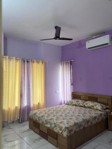 Un dormitorio con una cama con paredes y cortinas moradas. en Tropical villa, en Vettutura 19 fotos más