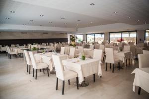 Reštaurácia alebo iné gastronomické zariadenie v ubytovaní Hotel Acquaviva Del Garda + 37 fotografií