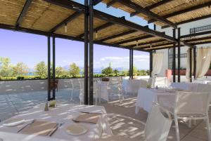 Hotel Acquaviva Del Garda tesisinde bir restoran veya yemek mekanı