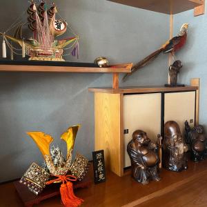 a room with a shelf with a statue and a bird at いろどり荘 in Imabari