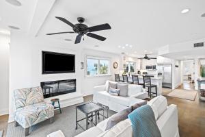un soggiorno con mobili bianchi e ventilatore a soffitto di New Listing! Linkside Court 21 - Tennis/Pickleball a Isle of Palms