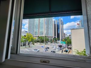 Una vista de una calle de la ciudad desde una ventana. en 명동, 남대문 7분! 2층 복층 2룸 하우스, en Seúl