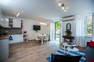TV a/nebo společenská místnost v ubytování Apartment Mediterraneo