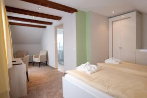 Letto o letti in una camera di Frühstückshotel Seemannsbraut Amrum-adults only ab 18 Jahre-keine Haustiere-