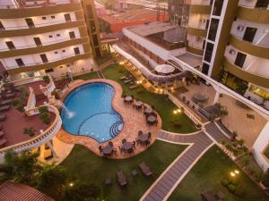 an overhead view of a swimming pool in a building at Asunción Gran Hotel in Ciudad del Este