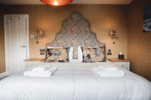 Tempat tidur dalam kamar di Kirklea Island Suites