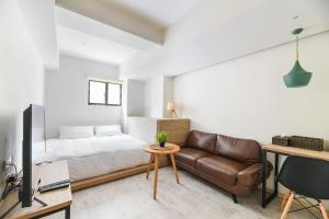 安平区にある樸寓國際青年旅舍のソファとベッドのあるリビングルーム +38枚の写真