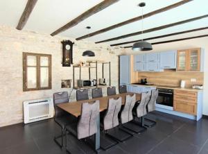 kuchnia ze stołem i krzesłami w obiekcie Villa Galant with Pool & Sauna Maružini w mieście Maružini