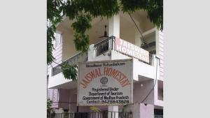 Et logo, certifikat, skilt eller en pris der bliver vist frem på Jaiswal Homestay Jabalpur