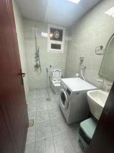 サラーラにあるGloria Suites اجنحة جلورياのトイレと洗面台のある小さなバスルーム +23枚の写真
