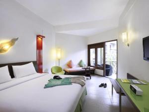 Un televizor și/sau centru de divertisment la ibis Styles Bali Legian