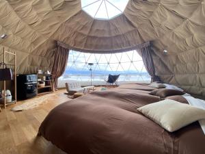 Katil atau katil-katil dalam bilik di Glamp Sora Furano