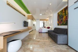 Televízia a/alebo spoločenská miestnosť v ubytovaní Suites Garden Loft Kandinsky