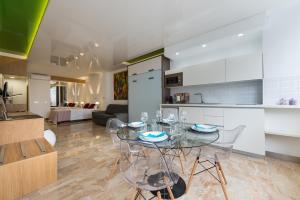 Kuchyňa alebo kuchynka v ubytovaní Suites Garden Loft Kandinsky