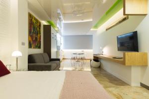 Televízia a/alebo spoločenská miestnosť v ubytovaní Suites Garden Loft Kandinsky