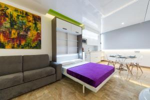 ein Wohnzimmer mit einem Sofa und einem Tisch in der Unterkunft Suites Garden Loft Kandinsky in Las Palmas de Gran Canaria