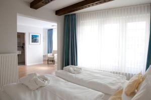 Letto o letti in una camera di Frühstückshotel Seemannsbraut Amrum-adults only ab 18 Jahre-keine Haustiere-