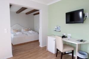 Letto o letti in una camera di Frühstückshotel Seemannsbraut Amrum-adults only ab 18 Jahre-keine Haustiere-