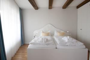 Letto o letti in una camera di Frühstückshotel Seemannsbraut Amrum-adults only ab 18 Jahre-keine Haustiere-