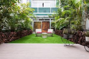 Un patio sau altă zonă în aer liber la Suites Garden Loft Kandinsky