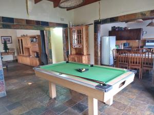 una camera con tavolo da biliardo in cucina di Ma-Ria's Farmhouse a Magaliesburg Altre 8 foto