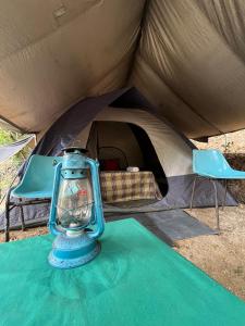 ベリハロヤにあるWild Paradise Camp Belihuloyaのテントとその前に置かれた2脚の椅子とランタン +50枚の写真