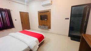 une chambre avec un lit et une télévision dans l'établissement Badal Valley Resort, à Kumbhalgarh