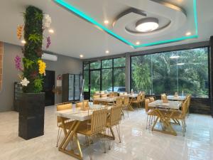 Un restaurante u otro lugar para comer en Khaosok Foresta Resort