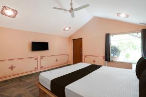 Un televizor și/sau centru de divertisment la Collection O Raghunathpura Uptown Chittorgarh Formerly Padmavati Resort