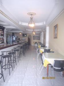 un restaurante con mesas y sillas y un bar en Hotel Bella Vista, en Panamá