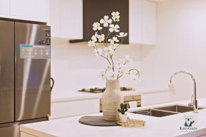 Η κουζίνα ή μικρή κουζίνα στο KozyGuru | Burwood East | Quiet & Stylish Retreat