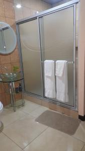 a shower with white towels in a bathroom at Vacacional Abril in Juayúa +12 photos