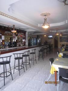 un bar con sillas y mesas en un restaurante en Hotel Bella Vista, en Panamá