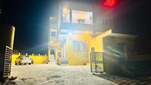 une voiture garée devant un immeuble la nuit dans l'établissement Badal Valley Resort, à Kumbhalgarh